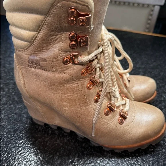 Sorel Leather Conquest Wedge Holiday Rose Gold SZ 7 - Picture 2 of 8